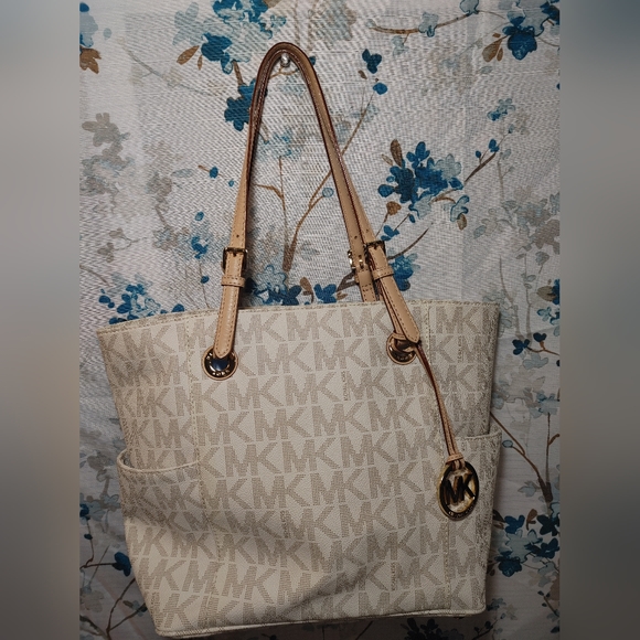 Michael Kors tote - Picture 2 of 16